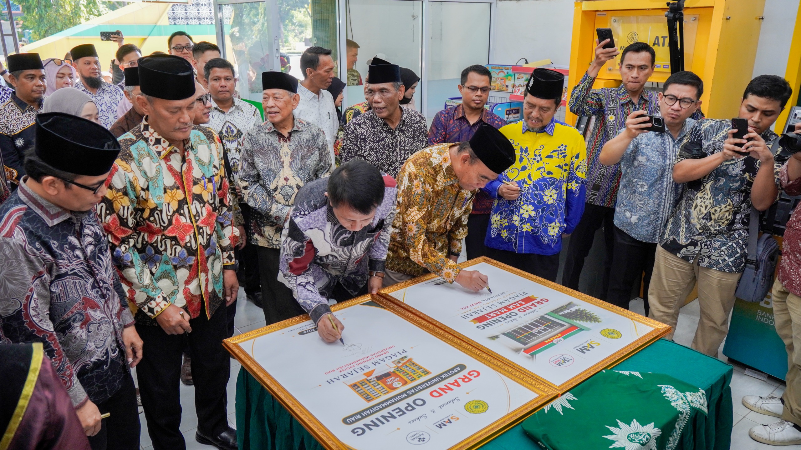 Perkuat Kemandirian Kampus Berbasis Wakaf, Muhadjir Effendy Resmikan SAM Mart dan Apotek UMRI