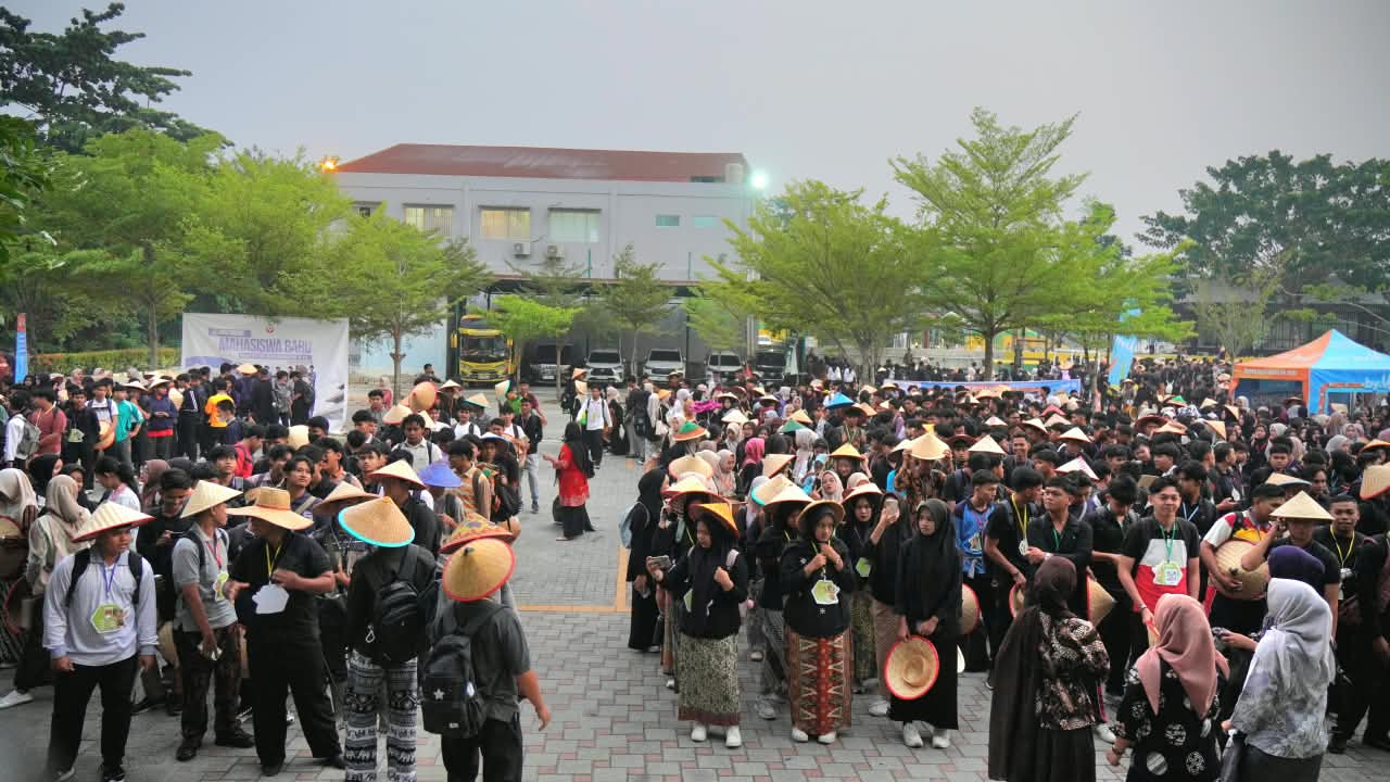 PKKMB dan Masta UMRI 2026 Angkat Ketahanan Pangan, Rektor dan 3.738 Mahasiswa Baru Cosplay Petani