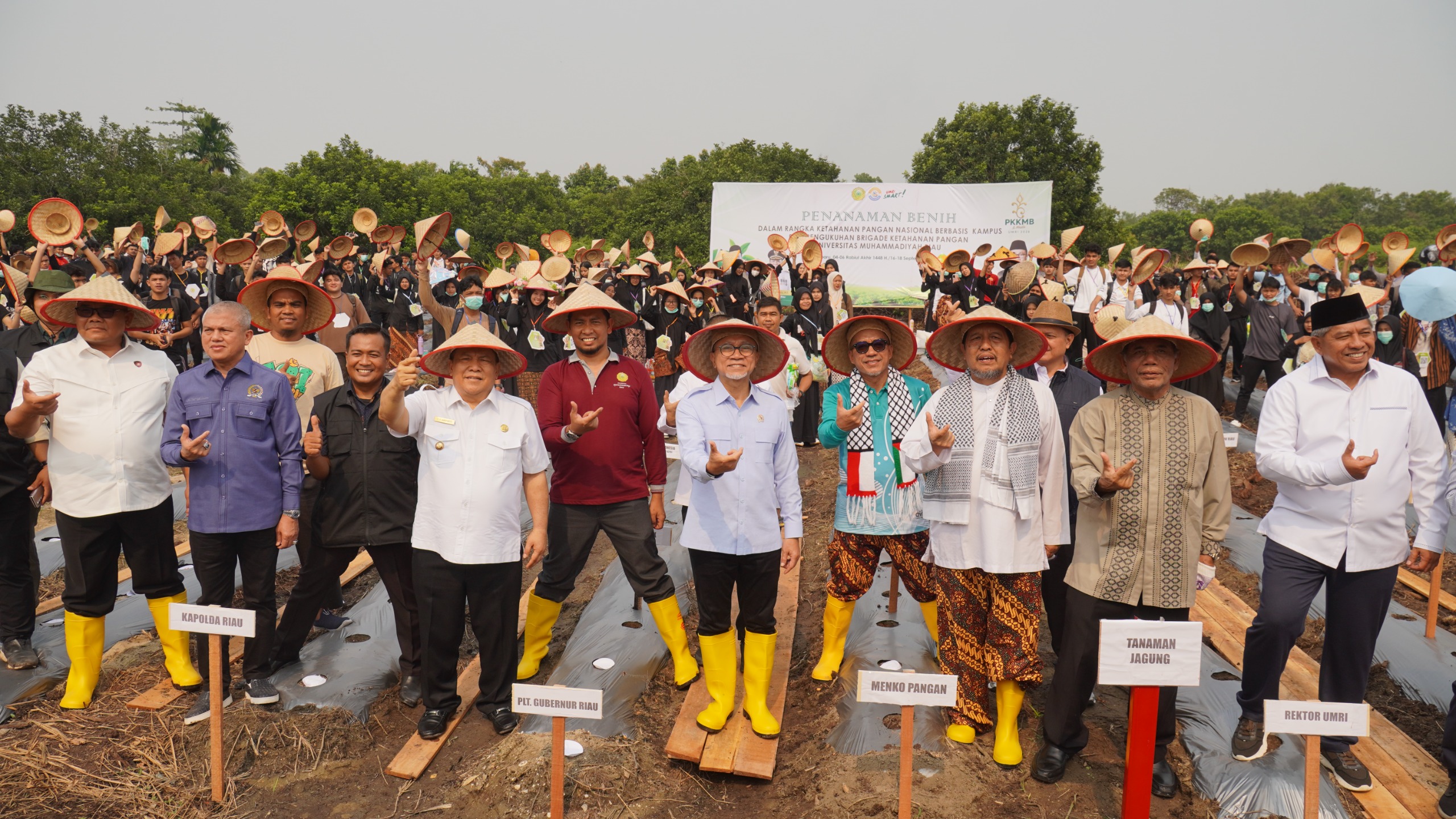 Zulkifli Hasan Tanam Benih Jagung dan Nanas di Lahan Pertanian UMRI