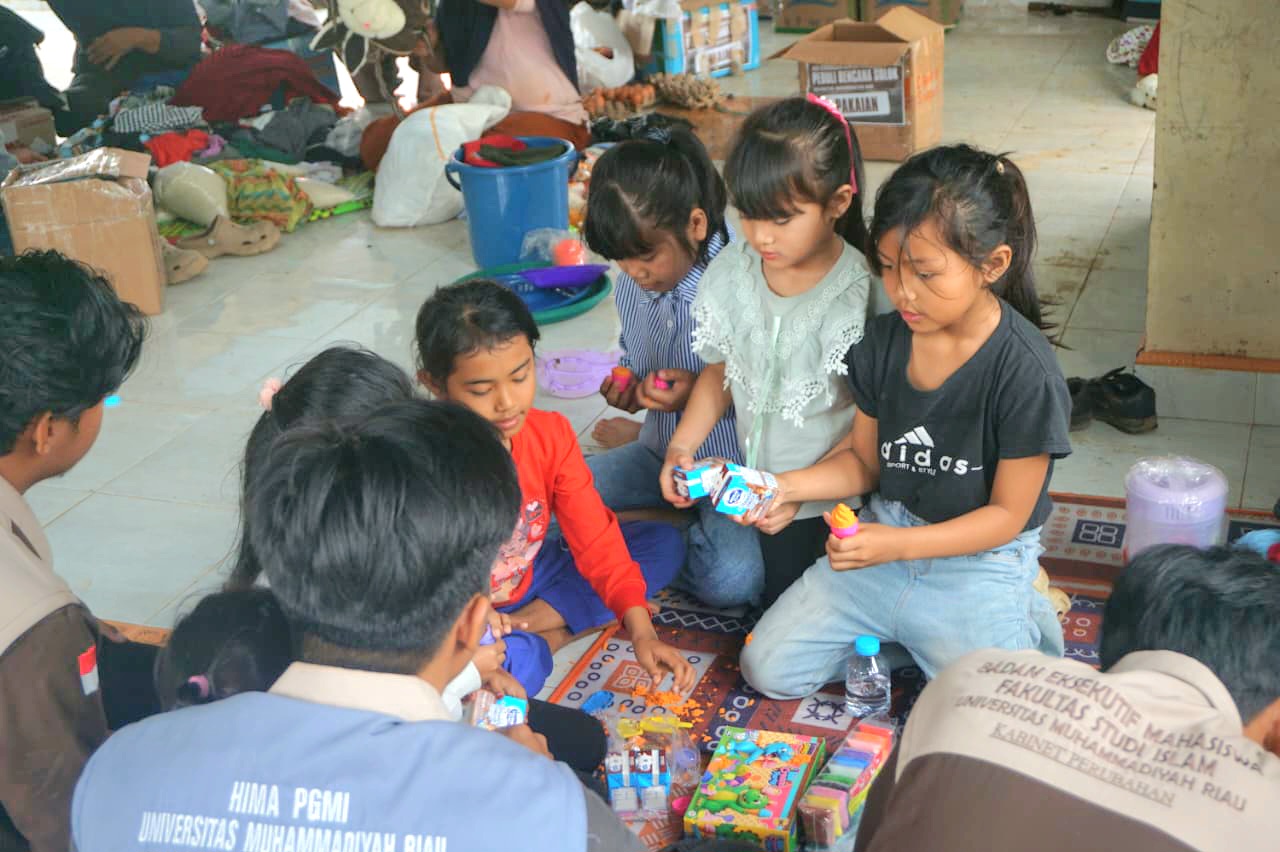 Ormawa FSI UMRI Salurkan Bantuan untuk Pelajar Terdampak Banjir dan Galodo di Solok